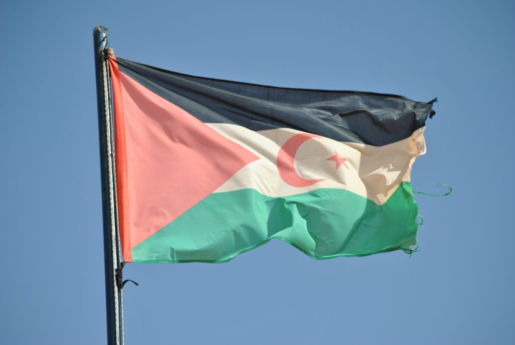 Västsaharas flagga svajar i vinden