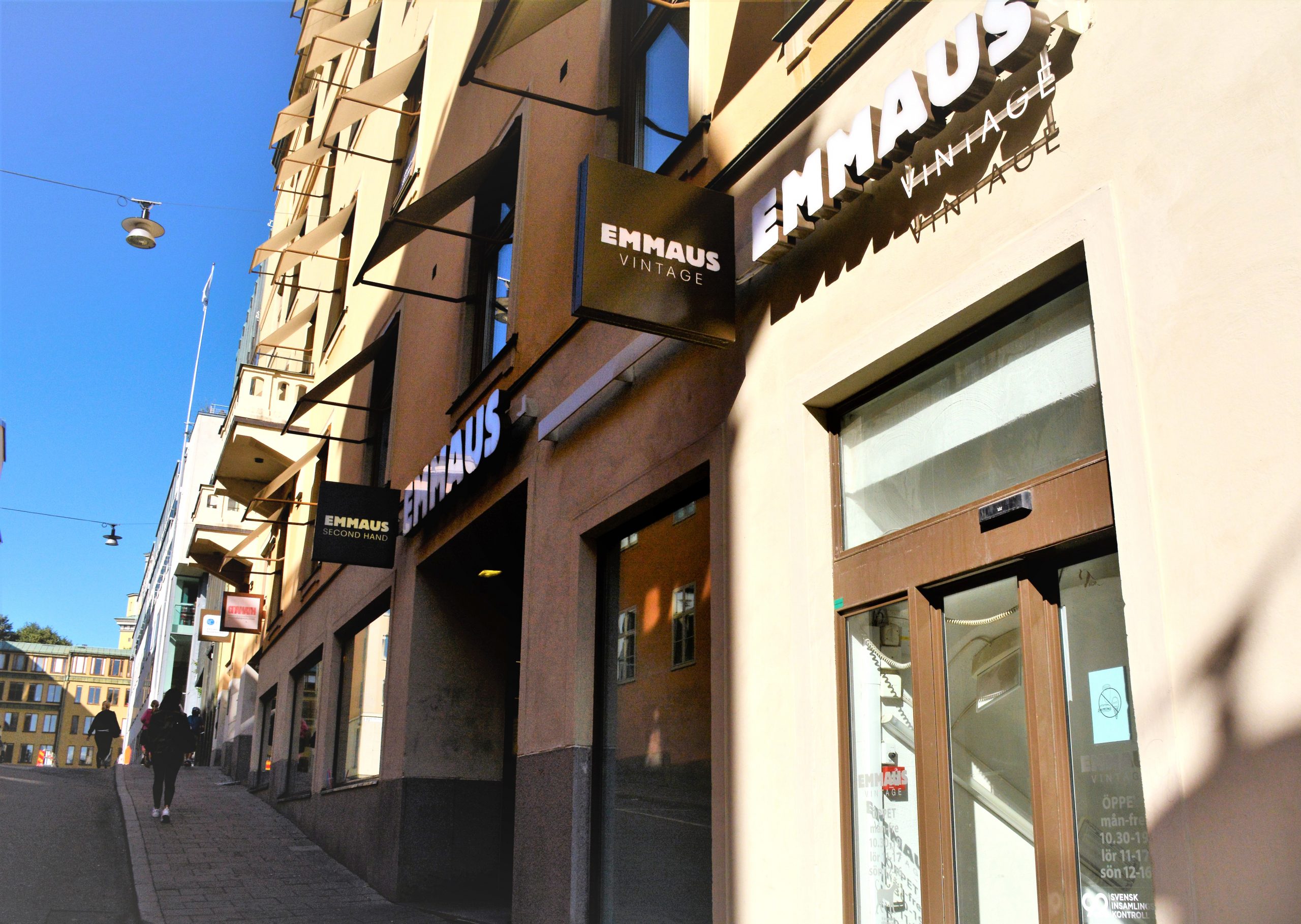 Entrén till Emmaus Stockholms butik vid Slussen.