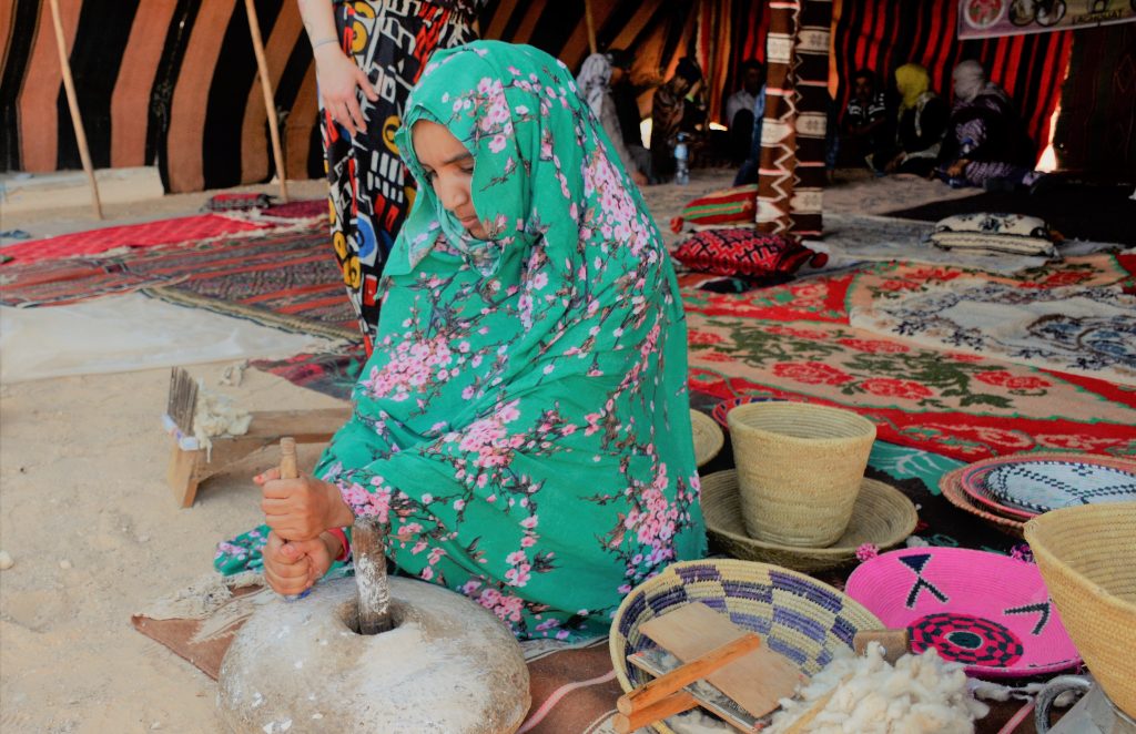Sittande västsaharisk kvinna i utkanten av ett tält.