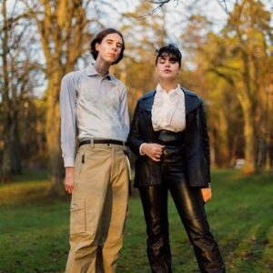 människor med second hand kläder i natur