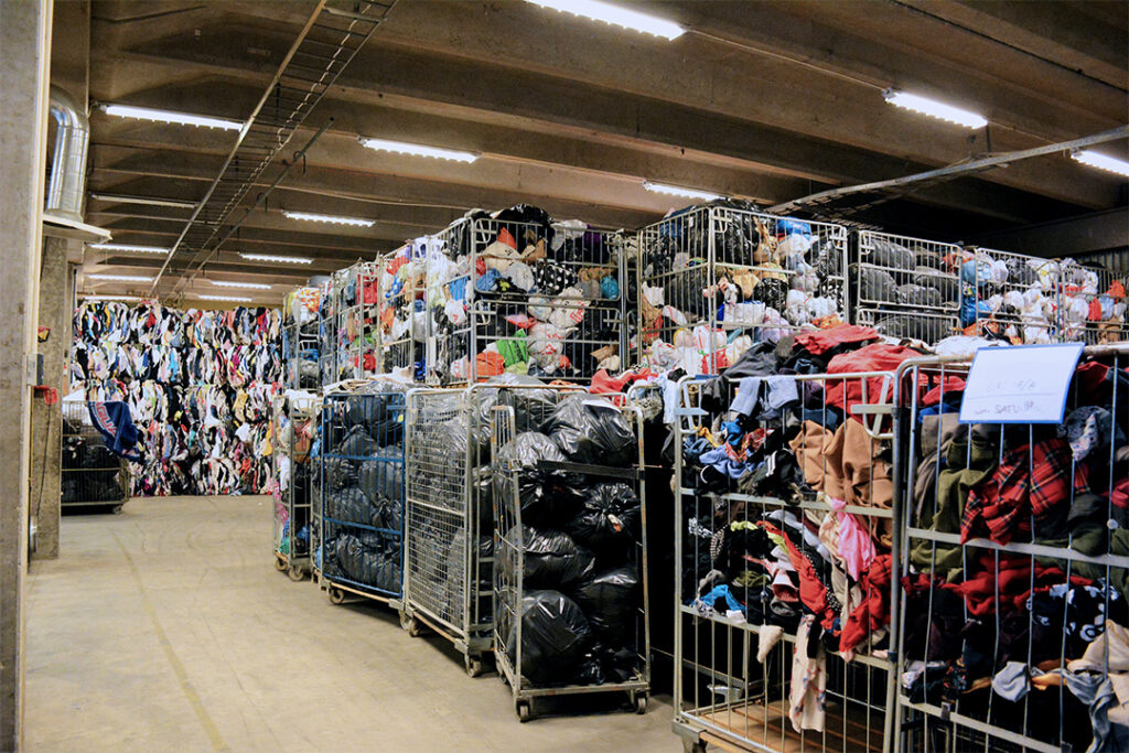 Bild på burar med kläder