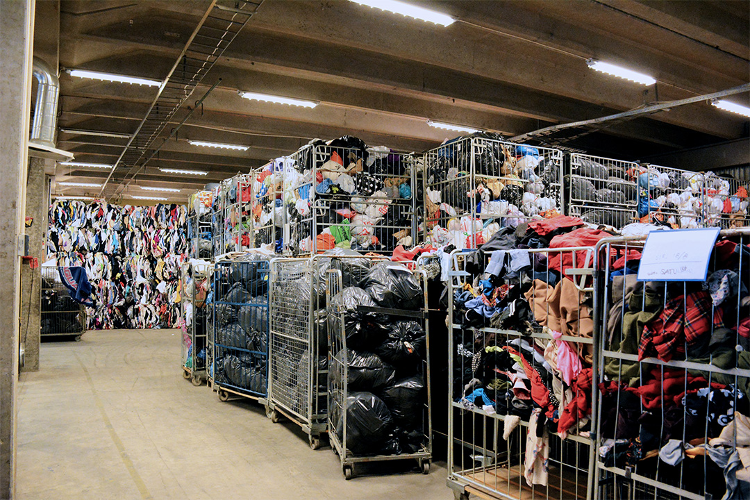 Bild på burar med kläder