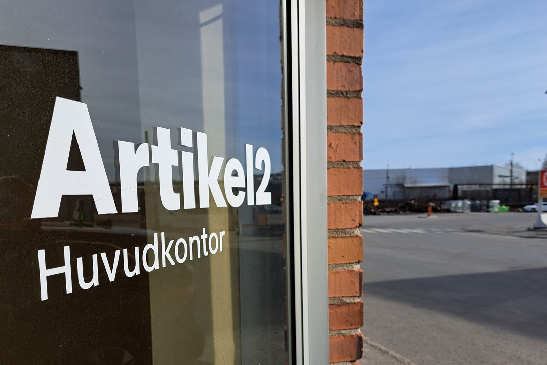 Artikel2:s logga på dörren till huvudkontor och insamlingscentral.