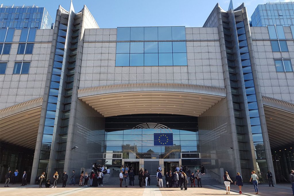 Framsidan av EU-parlamentets huvudingång i Bryssel.