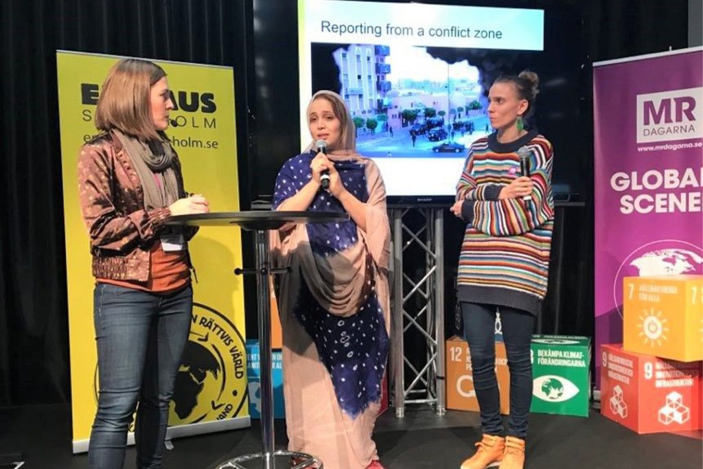 Frida Dunger Johnsson, verksamhetsledare Emmaus Stockholm, Nazha El Khalidi, västsaharisk journalist och Anna Roxvall, journalist och författare på en scen under MR-dagarna.