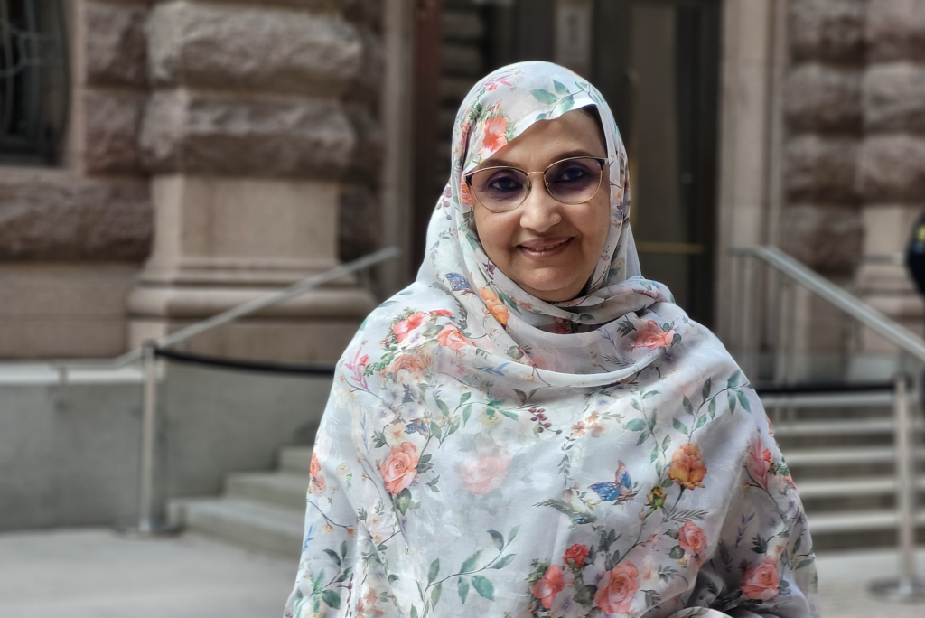 Aminatou Haidar utanför Sveriges Riksdag.