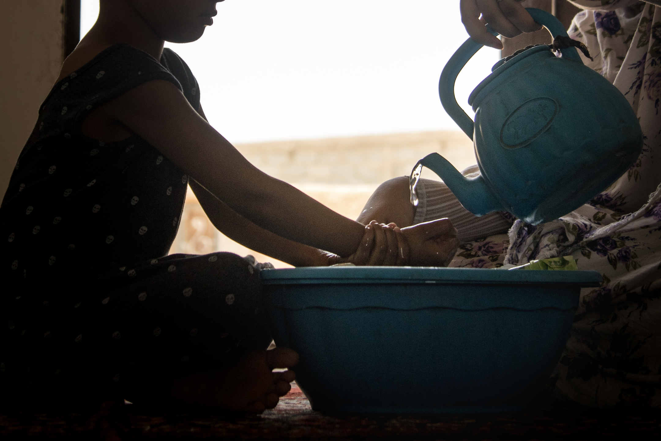 Oxfam_hygien_PKS Mamma och barn tvättar händer under pandemin. Foto: Oxfam